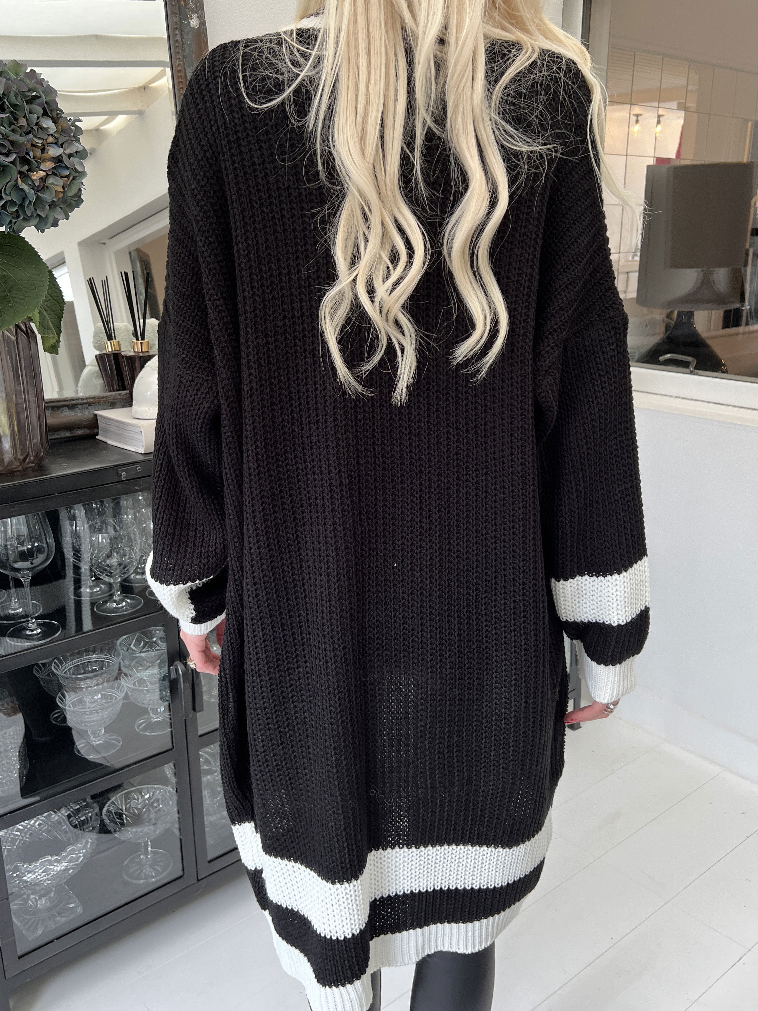 Kit - Lang strikcardigan med hvid stribe